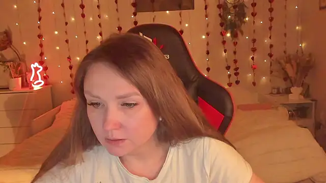 desperatehousewife   online show from February 14, 2026, 7:03 pm