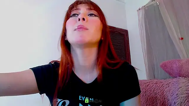 lanaturner  online show from September 29, 2025, 3:24 am