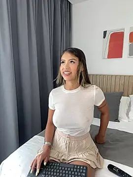  laura 02 online show from February 8, 2025, 2:38 pm