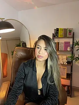  laura 02 online show from March 21, 2025, 3:35 pm