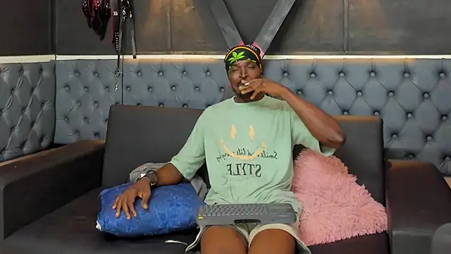 Snapshot of Terrance_z chatting on November 22, 2025, 7:46 pm Terrance z online show from November 22, 2025, 7:46 pm