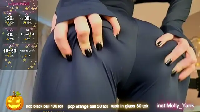 mollyyank online show from October 31, 2025, 10:45 am