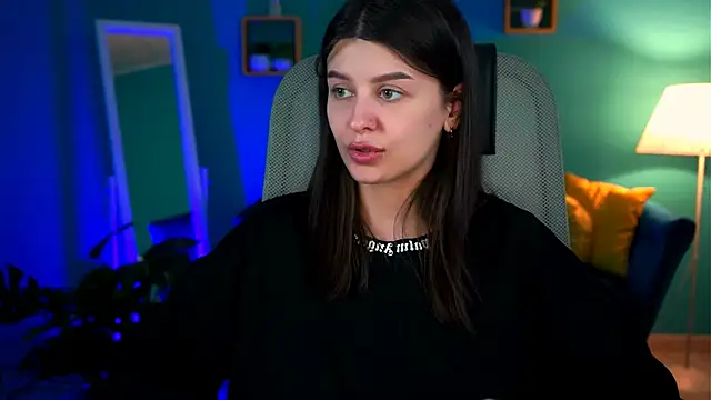 NicoleMun online show from February 19, 2025, 6:32 pm