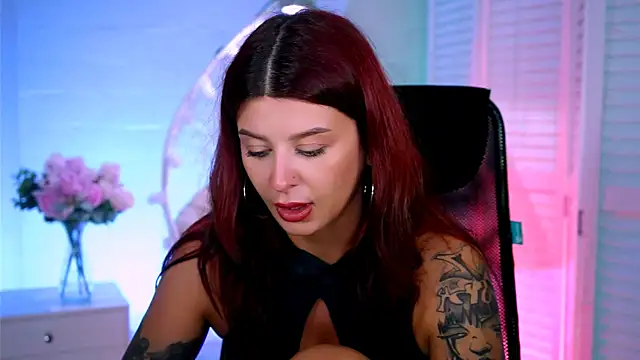 NicoleMun online show from November 12, 2025, 12:31 pm