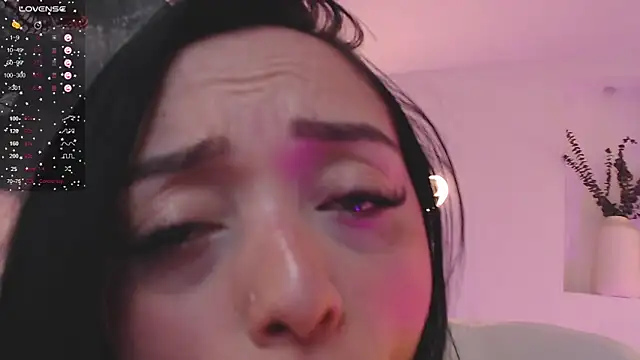 Snapshot of ViolettaHotLatin_ chatting on December 15, 2025, 12:44 pm ViolettaHotLatin online show from December 15, 2025, 12:44 pm