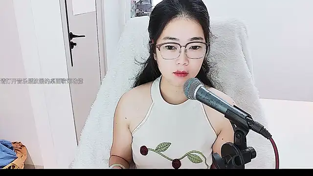 Snapshot of Floor_oo chatting on July 1, 2026, 7:20 am Floor oo online show from July 1, 2026, 7:20 am