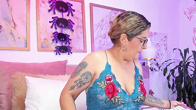 Snapshot of ValeryHart1 chatting on October 9, 2025, 12:49 pm ValeryHart1 online show from October 9, 2025, 12:49 pm