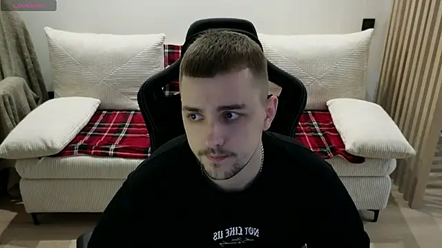 Snapshot of Larstar01 chatting on February 8, 2026, 4:37 pm Larstar01 online show from February 8, 2026, 4:37 pm