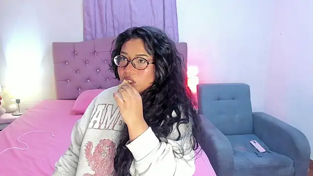 Snapshot of Latinabombsheell chatting on July 9, 2026, 5:23 pm Latinabombsheell online show from July 9, 2026, 5:23 pm