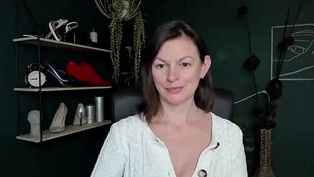 Snapshot of VivianWILD chatting on March 21, 2025, 10:06 am VivianWILD online show from March 21, 2025, 10:06 am