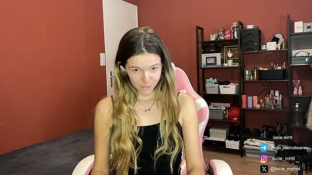 Snapshot of lucie_mehott chatting on March 17, 2025, 10:17 am lucie mehott online show from March 17, 2025, 10:17 am