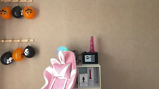 Snapshot of lucie_mehott chatting on October 7, 2025, 9:10 am lucie mehott online show from October 7, 2025, 9:10 am