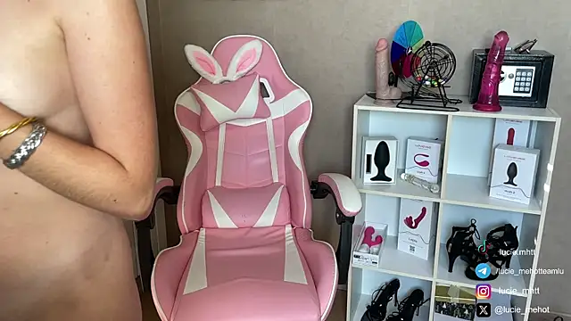 Snapshot of lucie_mehott chatting on September 29, 2025, 8:10 am lucie mehott online show from September 29, 2025, 8:10 am