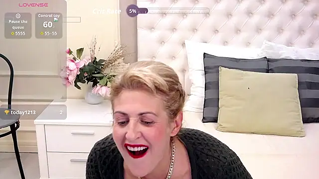 ElenaJuarez online show from October 5, 2025, 7:15 pm