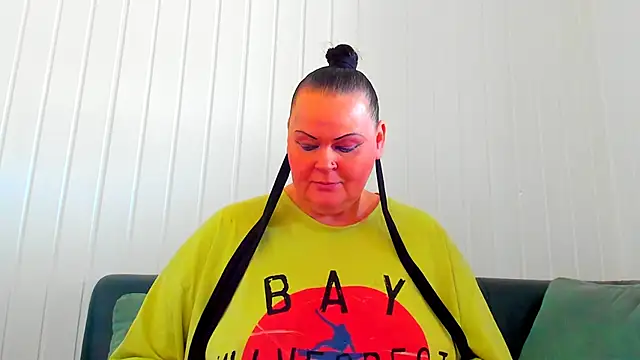 MilanaBiegert online show from March 12, 2026, 1:04 pm