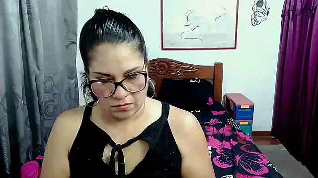 Mistresskloe01 online show from September 17, 2025, 12:18 pm