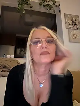 kikkastar online show from February 21, 2025, 9:00 pm