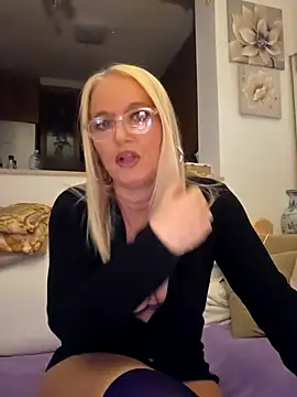 kikkastar online show from February 28, 2025, 8:39 pm