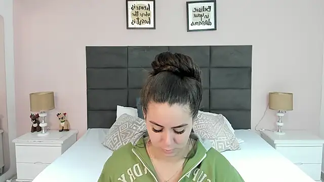 Snapshot of MadisonJenner chatting on January 15, 2026, 11:35 am MadisonJenner online show from January 15, 2026, 11:35 am