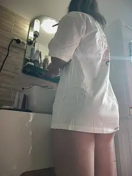 HotXMom online show from April 15, 2026, 5:46 am