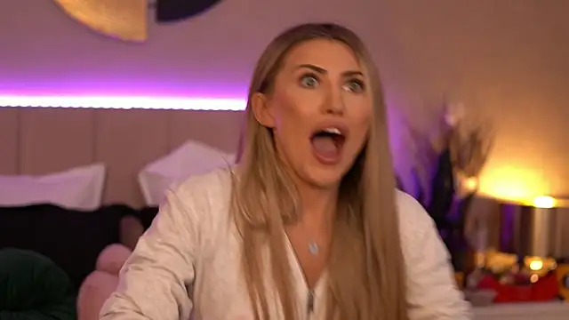 EvellineClaire online show from April 19, 2026, 9:43 am