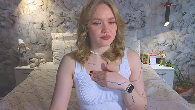 Snapshot of Aurora_Golden1 chatting on April 24, 2026, 2:35 am Aurora Golden1 online show from April 24, 2026, 2:35 am