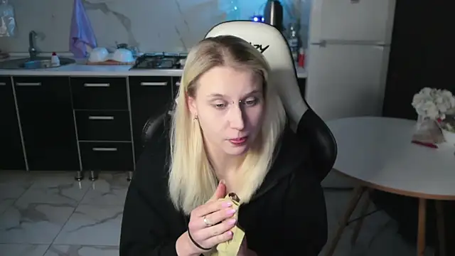 MertyXX online show from April 22, 2026, 9:10 pm