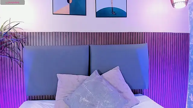 NicolleeEvanss online show from November 5, 2025, 12:30 pm