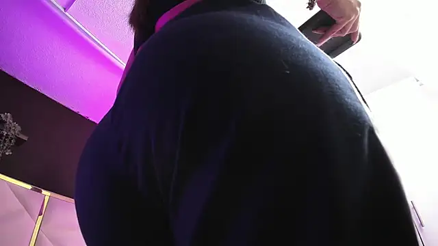 April bowie online show from November 22, 2025, 11:20 am