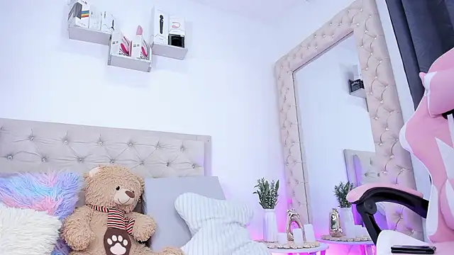 lorennahernandez01 online show from March 16, 2026, 11:36 am