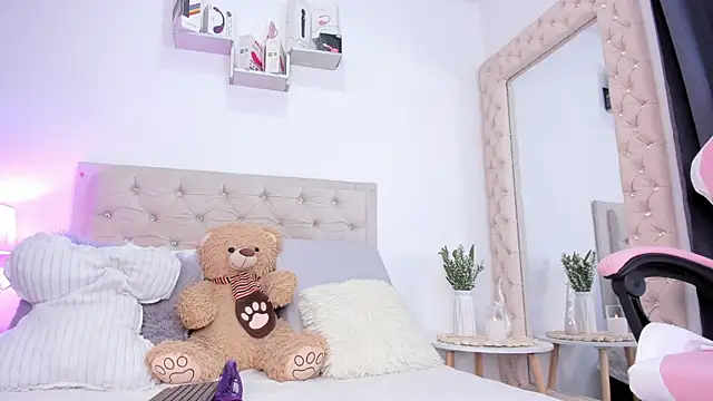 lorennahernandez01 online show from September 24, 2025, 11:39 am