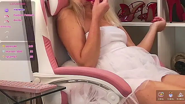 BaditaLuna online show from September 28, 2025, 3:08 pm