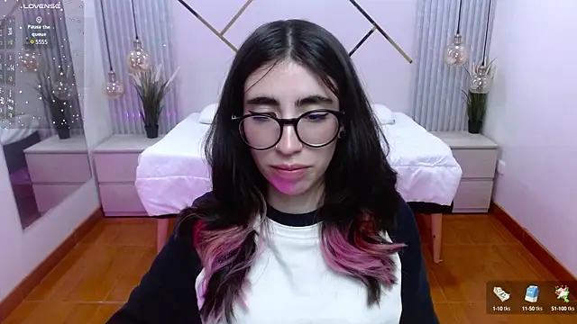 LenaRoses online show from October 7, 2025, 8:10 pm