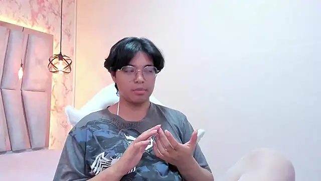 Emmapark  online show from March 12, 2025, 9:56 pm