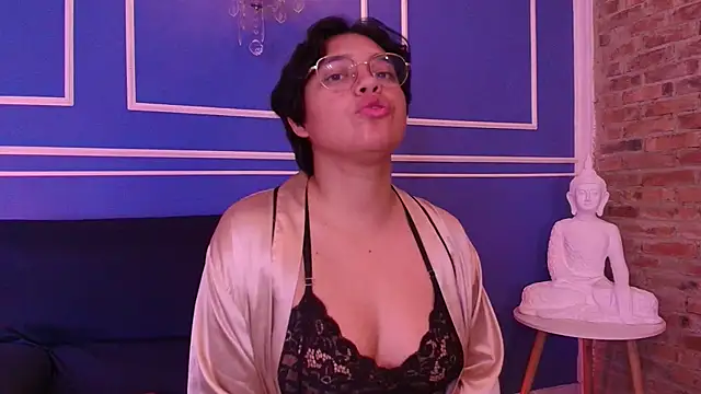 Emmapark  online show from November 6, 2025, 6:34 pm