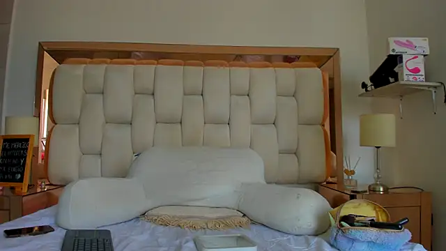 emilyparkerr01 online show from March 11, 2025, 3:23 pm