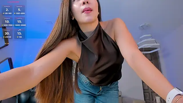 RoxanneHill  online show from April 19, 2026, 12:06 pm