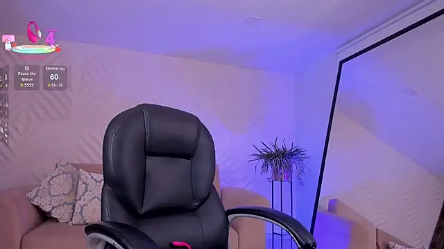 RoxanneHill  online show from September 27, 2025, 12:00 pm