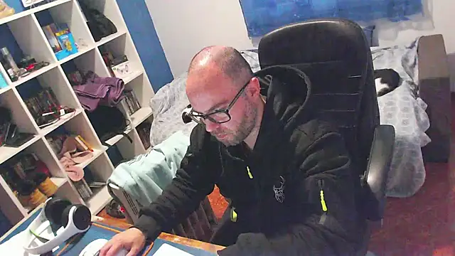 ravingr4d4 online show from February 5, 2026, 12:01 pm