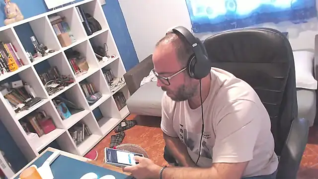 ravingr4d4 online show from September 30, 2025, 1:06 pm