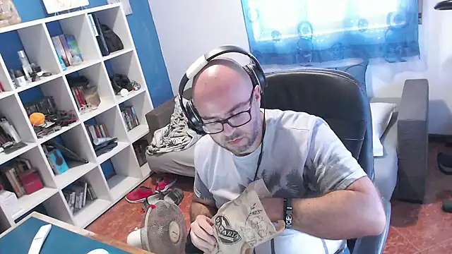 ravingr4d4 online show from October 16, 2025, 1:08 pm