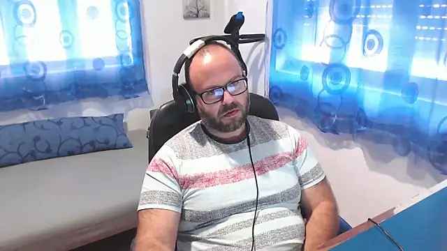 ravingr4d4 online show from October 2, 2025, 8:50 am