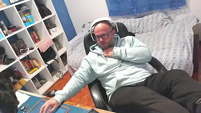 ravingr4d4 online show from February 4, 2026, 11:55 pm