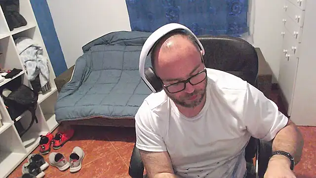 ravingr4d4 online show from May 14, 2026, 9:01 pm
