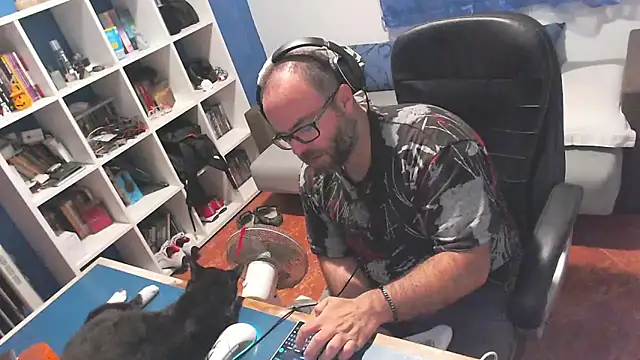 ravingr4d4 online show from October 6, 2025, 9:37 pm