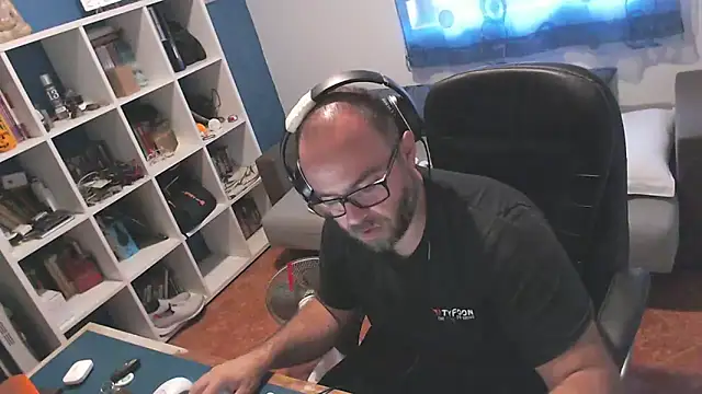 ravingr4d4 online show from September 29, 2025, 8:10 am