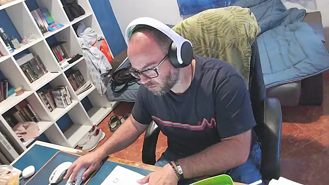ravingr4d4 online show from May 18, 2026, 1:27 pm