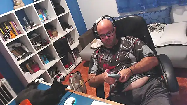 ravingr4d4 online show from October 7, 2025, 9:49 pm