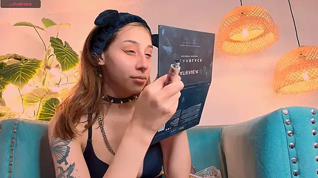 bellablack27 online show from March 4, 2025, 1:28 pm