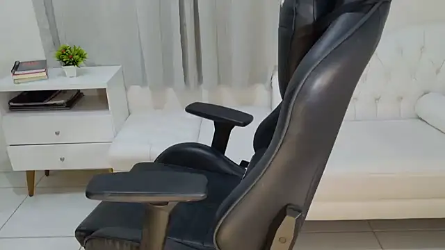 ANNA------ online show from November 22, 2025, 4:44 am